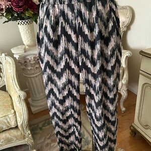 American Eagle Stylish Black and Pink Zigzag Women's Pants C:4287-8 Size XS